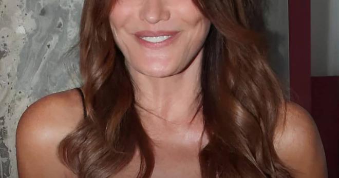 Carla Bruni-Sarkozy met en valeur ses jambes élancées avec un accessoire irrésistible à la Fashion Week de Paris