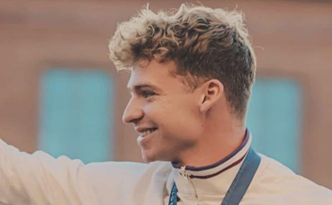 À plus de 8 000 km de la France, Léon Marchand vit sa meilleure vie entre concerts, surf et barbecues
