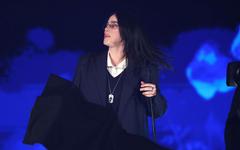 « Je me battrai toujours pour vous » : à l’Accor Arena de Paris, Billie Eilish en communion avec son public