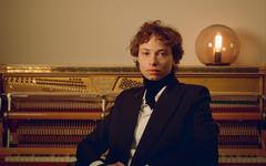 Uèle Lamore, la cheffe d’orchestre devenue touche-à-tout de la musique indé