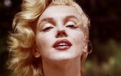 Marilyn et la tendance de se parfumer les sourcils… Qu’est-ce que que ça raconte sur la pression esthétique ?