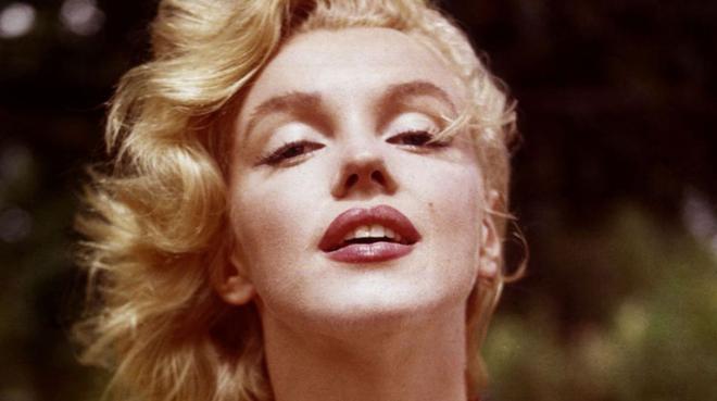 Marilyn et la tendance de se parfumer les sourcils… Qu’est-ce que que ça raconte sur la pression esthétique ?