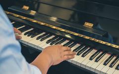 Devenir pianiste professionnel : la formation idéale pour accompagner les artistes de renom