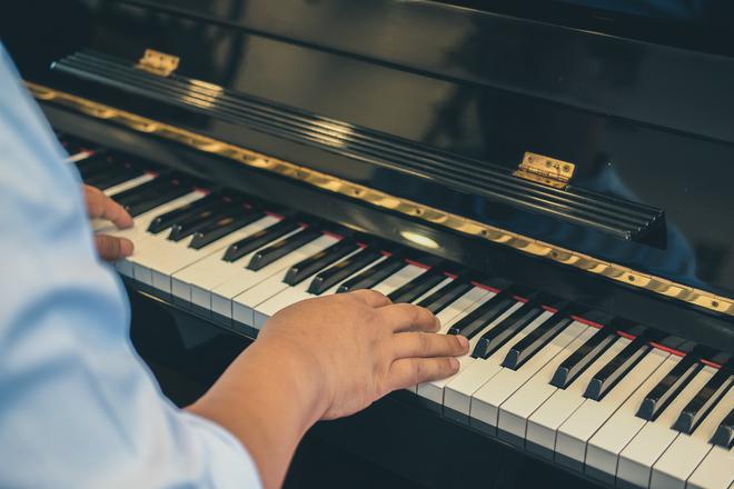 Devenir pianiste professionnel : la formation idéale pour accompagner les artistes de renom