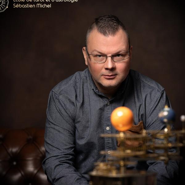 Sébastien Michel : l’homme qui a changé sa destinée grâce au Tarot et à l’Astrologie