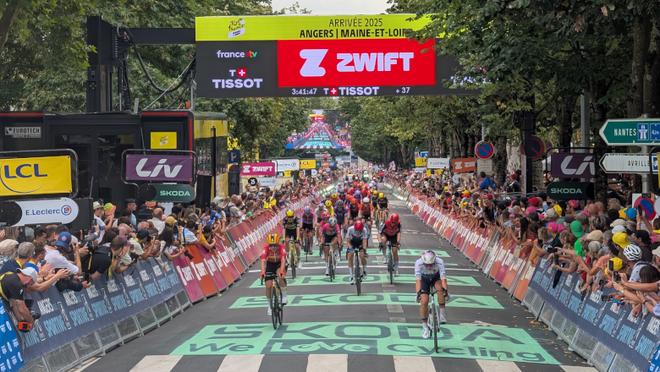 Le Tour de France femmes fait un passage remarqué à Angers