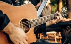 Gibson, Ibanez, Fender… Quelle marque de guitare choisir quand on débute ?