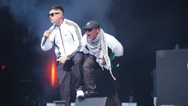 Qui est Kneecap, le groupe de rap irlandais propalestinien qui suscite la polémique avant leur passage à Rock en Seine ce soir ?