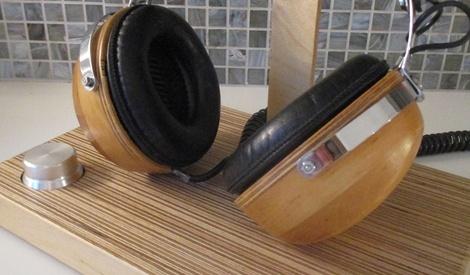 Ecouteurs avec leur support doté d'un HUB USB et d'un potard de volume
