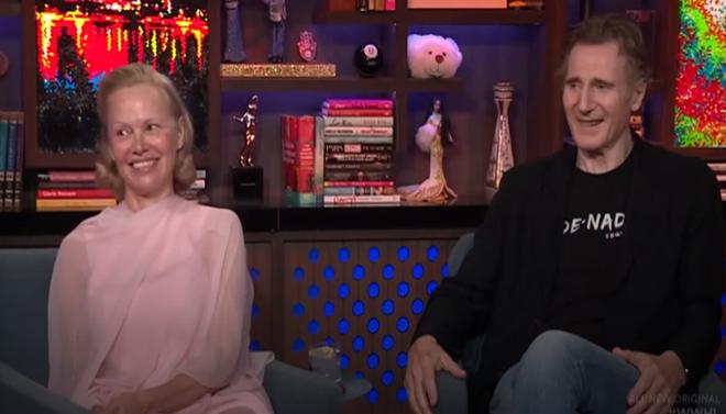 Pamela Anderson en couple avec Liam Neeson ? Les deux stars très complices sur un plateau tv