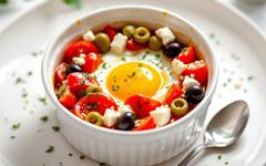 Recette ludique que les enfants adorent au repas : les œufs cocotte simplissimes aux olives, à la tomate et à la feta