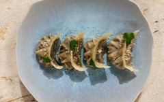 Recette de Cyril Lignac des gyozas de bœuf aux herbes dans Tous en cuisine