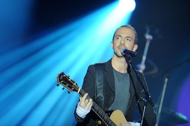 Calogero chante "Poupée de cire, poupée de son" de France Gall