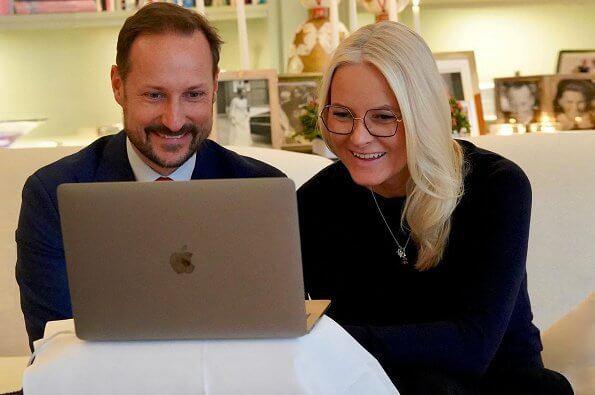 Haakon and Mette-Marit made video calls to three persons with mental illness