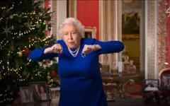 Danse de la fausse reine Elizabeth II sur Channel 4