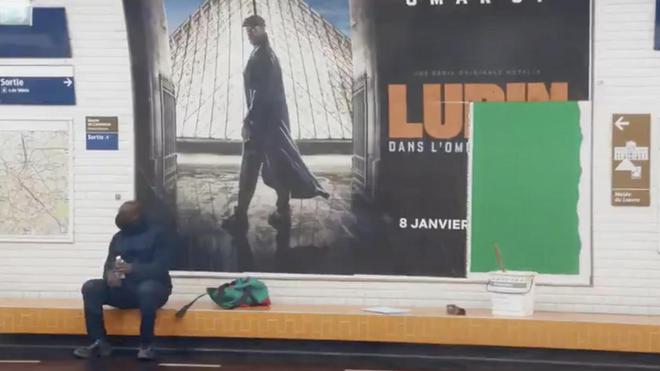 VIDÉO - Quand Omar Sy placarde incognito l'affiche de "Lupin" dans le métro parisien