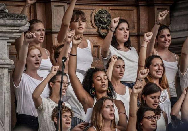 Chanter en choeur pour faire vibrer le féminisme (et donner des frissons)