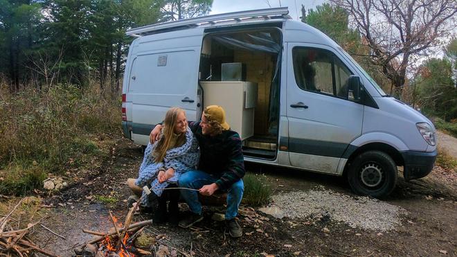 Ce jeune couple a aménagé un fourgon pour faire un tour d’Europe