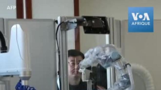 Dites aah: en Chine, des robots pour pratiquer les tests Covid