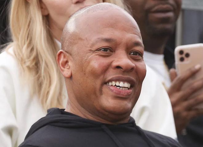 Dr. Dre est enfin sorti de l’hôpital et de retour en studio