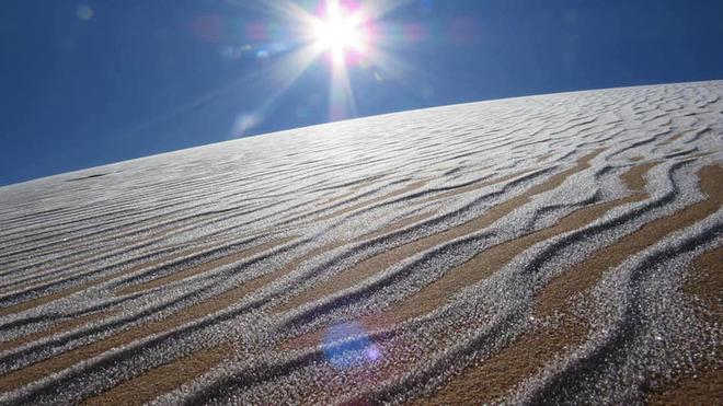 Le Sahara sous la neige : Un paysage à couper le souffle ! (vidéo)