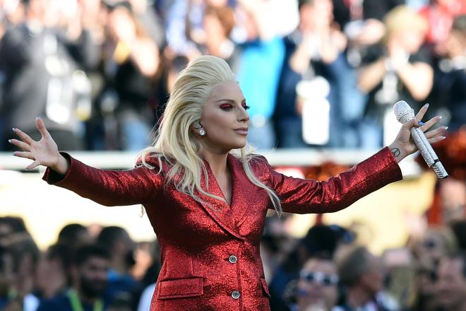 Investiture de Joe Biden : quand Lady Gaga chantait l'hymne américain au Super Bowl