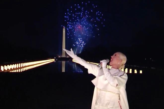 Katy Perry conclut de façon spectaculaire l'arrivée de Joe Biden à la Maison Blanche
