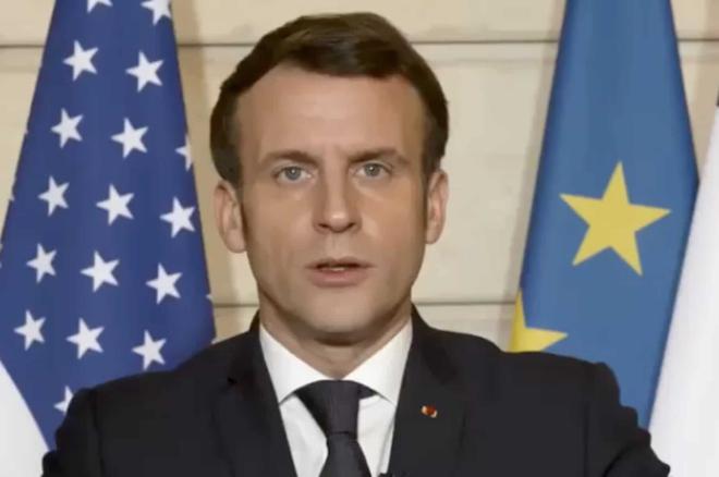 Emmanuel Macron : cette femme à qui il envoie des poèmes par SMS… et ce n’est pas Brigitte !