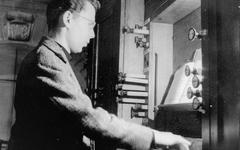 Le compositeur marseillais Georges Boeuf à l'orgue