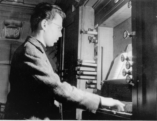Le compositeur marseillais Georges Boeuf à l'orgue