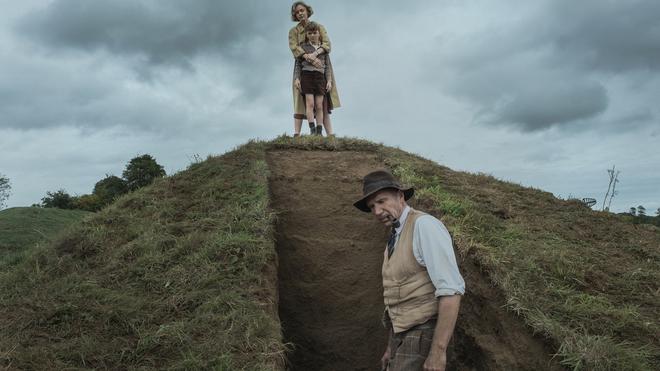 The Dig sur Netflix : c'est quoi ce drame poignant mené par Ralph Fiennes et Carey Mulligan ?