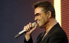 George Michael chante "My baby just cares for me" d'Eddie Cantor