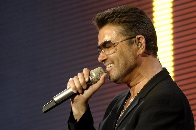 George Michael chante "My baby just cares for me" d'Eddie Cantor