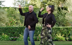 John Travolta et sa fille reproduisent la chorégraphie de Grease pour une publicité