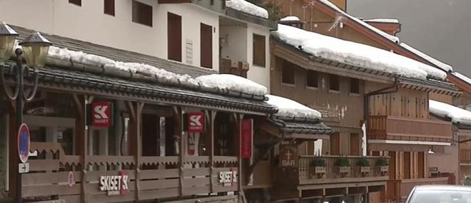 Coronavirus - Reportage dans les stations de ski qui accueillent du public pour les vacances de février malgré la fermeture des remontées mécaniques - Vidéo