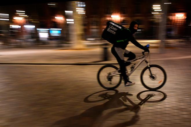 Livreurs à vélo : statut, salaire, conditions de travail... Entre précarité et insécurité