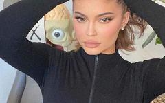 Kylie Jenner fan de la nouvelle marque de Jennifer Lopez «JLo Beauty» !