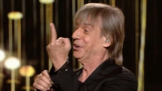 Victoires de la musique : c’est scandaleux, un doigt d’honneur en plein direct avec le chanteur Jean-Louis Aubert qui pète les plombs !