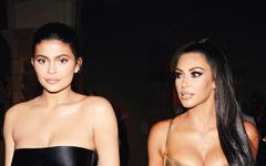 Kim Kardashian et Kylie Jenner méchamment clashées par un journaliste, les internautes réagissent