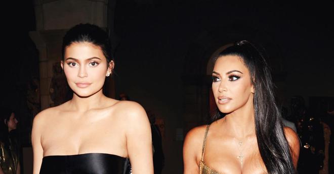 Kim Kardashian et Kylie Jenner méchamment clashées par un journaliste, les internautes réagissent