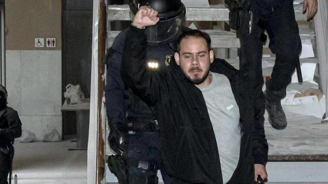Qui est Pablo Hasél, le rappeur espagnol condamné à la prison ferme pour ses tweets ?
