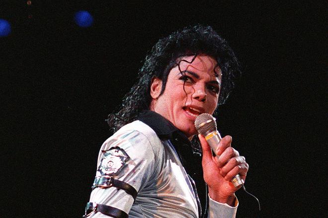 Michael Jackson chante "I Just Can’t Stop Loving You" en espagnol