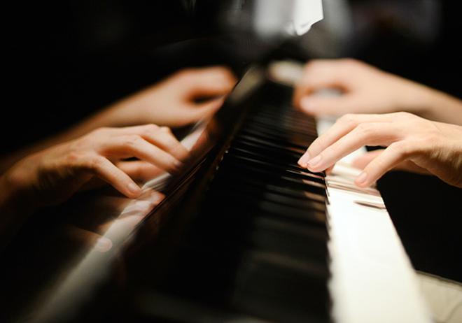 La pianiste Annabel Bennett affirme avoir dû prendre un nom d'homme pour passer à la radio