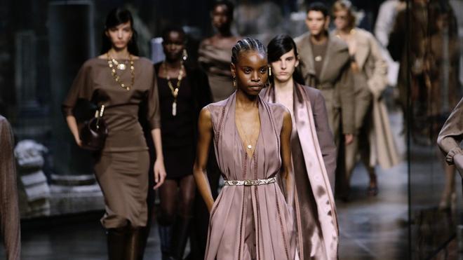 Fashion Week de Milan automne-hiver 2021-2022 : le retour des années 2000 et quatre autres tendances à ne pas manquer