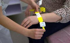 Au CHU d’Amiens, des bracelets connectés pour surveiller les patients