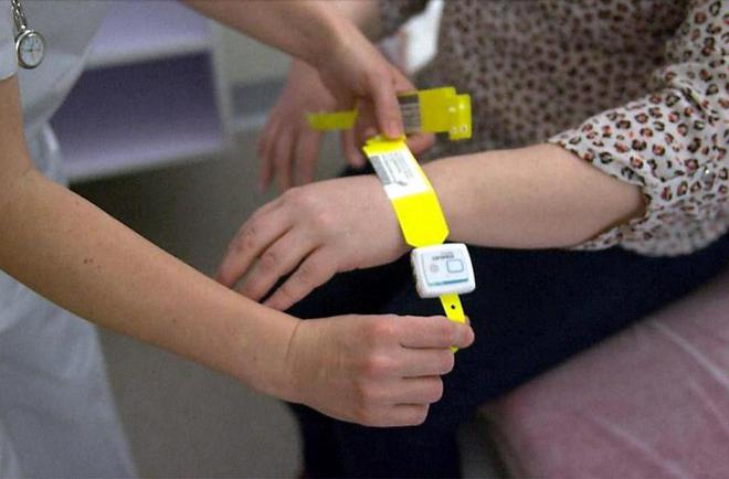 Au CHU d’Amiens, des bracelets connectés pour surveiller les patients