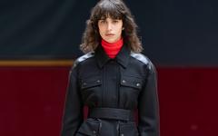 Longchamp à la Fashion Week de Paris collection automne-hiver 2021-2022 : Sophie Delafontaine invoque l’esprit de Pierre Paulin