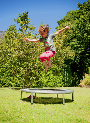 Cabanes, toboggans, trampolines : sélection de mobilier de jardin pour enfants