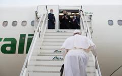 Avant de s’envoler pour Bagdad, le pape rencontre des réfugiés irakiens