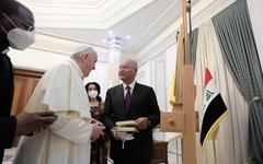 Irak: le président Saleh accueille le pape par un envol de colombes